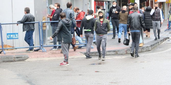 Kısıtlama sonrası cadde ve sokaklarda yoğunluk oluştu