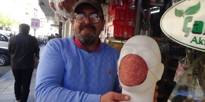 Maske kullanımına dikkat çekmek için Osmanlı sucuğundan maske yaptı