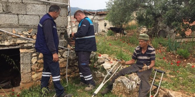 Evi su basan 65 yaş üstü Ramazan amcaya yardım edildi