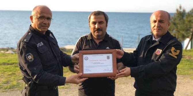 Korana virüsle mücadeleye önemli destek veren muhtara teşekkür belgesi