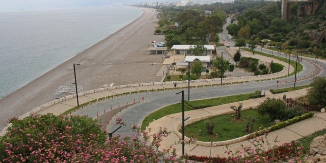 Konyaaltı Sahili yaz sezonuna hazırlanıyor
