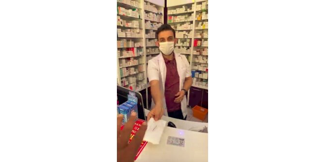 Türkiye aşığı Fransız’dan marketten sonra eczaneden kimlikle maske alma videosu