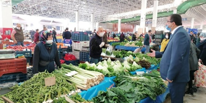 Çan Belediye Başkanı Öz, pazarda korona virüs tedbirlerini inceledi
