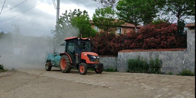 Kendi imkanlarıyla mahallesini dezenfekte ediyor