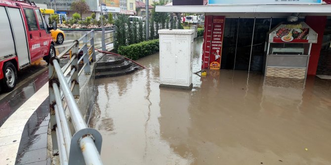 Osmaniye'de sağanak su baskınlarına neden oldu