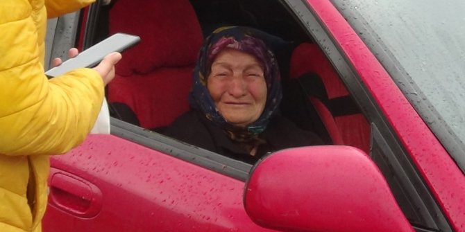 Otomobilde yaşayan 82 yaşındaki engelli kadın ile oğluna yardım eli