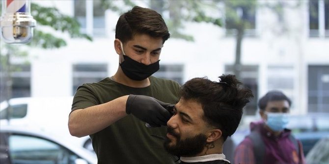 Almanya'da kuaför ve berber salonları yeniden açıldı