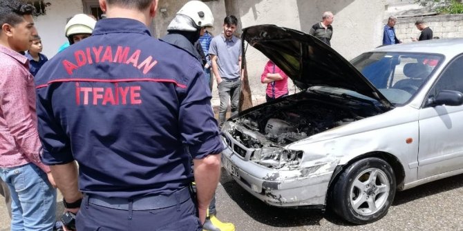 Seyir halindeki otomobil yandı