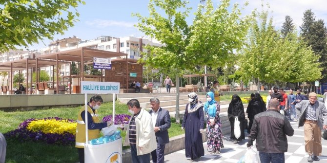 Haliliye’de maske üretimi ve dağıtımı sürüyor