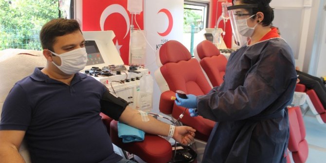 Covid-19’u yenen iki hasta daha immün plazma bağışında bulundu