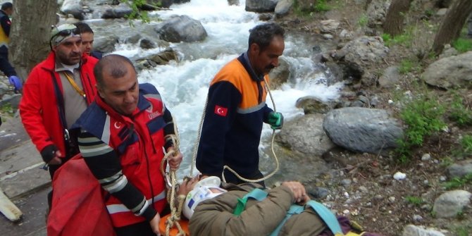 Pancar toplarken ayağı kırılan vatandaş dağda mahsur kaldı