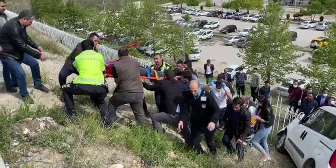Önce yayalara, sonra demir korkuluklara çarptı: 1’i ağır 3 yaralı