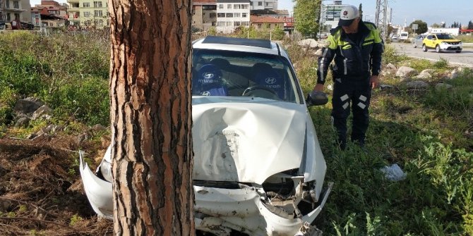 Samsun’da direksiyonu kilitlenen otomobil ağaca çarptı: 1 yaralı
