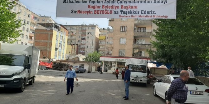 20 yıl sonra asfaltla tanışan mahalle sakinlerinden Başkan Beyoğlun’a pankartlı teşekkür