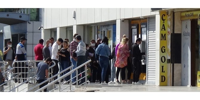 Mardin’de ATM önünde oluşan kuyrukta sosyal mesafe hiçe sayıldı