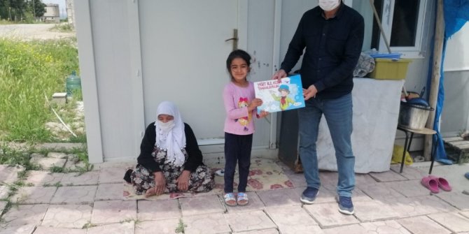 Samsat’ta evde kalan çocuklara kitap dağıtıldı
