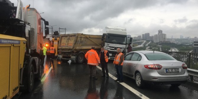 TEM’de kaza yapan hafriyat kamyonu trafiği felç etti