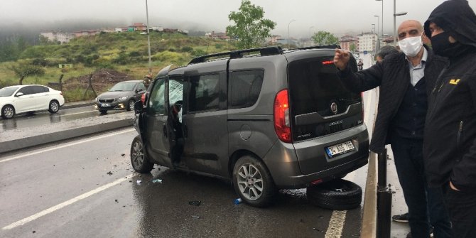 Maltepe’de minibüsle otomobil kafa kafaya çarpıştı: 2 yaralı