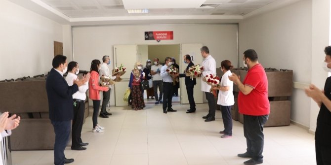 Virüsü yenen 5 kişi alkışlarla evine gönderildi