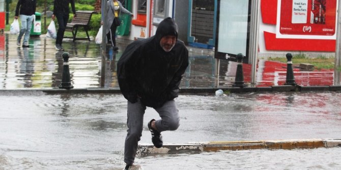 Antalya’da sağanak yağış