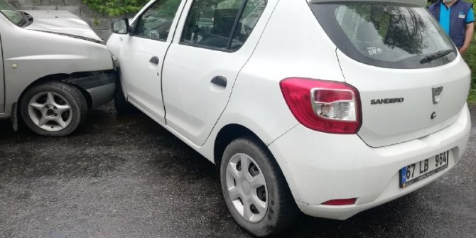Otomobil ile hafifi ticari kamyonet kafa kafaya çarpıştı: 6 yaralı