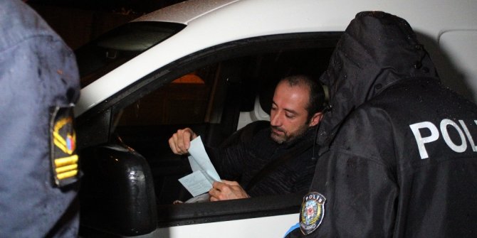 Seyahat kısıtlamasının kaldırılmasının ardından Antalya’ya girişler yağmur altında başladı