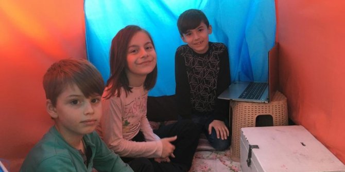 3 kardeş balkonda kurdukları çadırda ders çalışıyor
