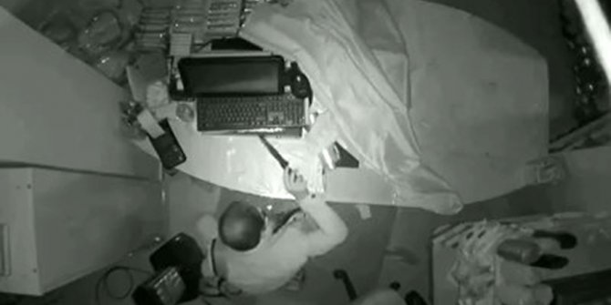 Vatandaşın, marketteki hırsızlığı köpeği ile engellediği anlar kamerada