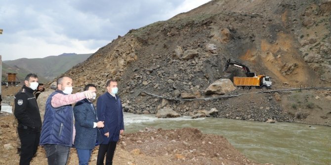 Heyelan düşen kara yolunda çalışmalar devam ediyor