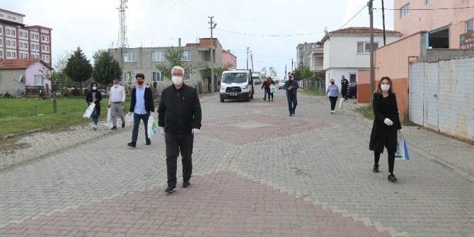 Başkan Yüksel Ergene’de maske dağıtmaya devam ediyor