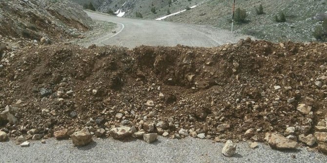 Arslantaş köyü ile Ayvat köyü yolu hafriyat dökülerek ulaşıma kapatıldı