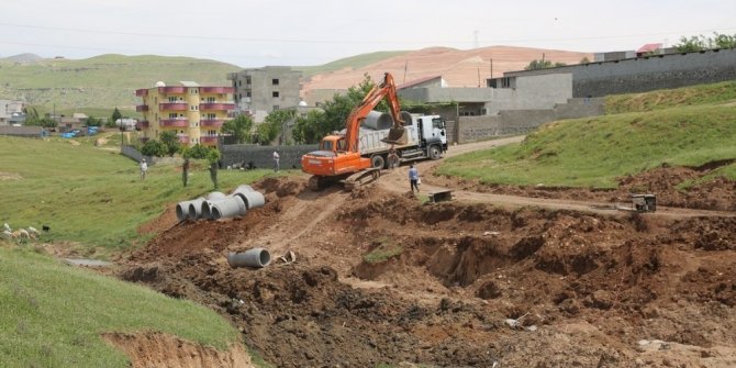 Cizre Belediyesi yağmurlama hattı döşeme çalışmalarına devam ediyor