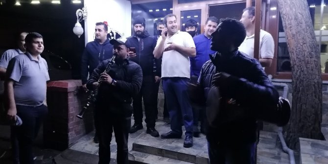 Ramazan davulcuları, klarnet ve darbukalarıyla sokakları şenlendirerek bahşiş topladı
