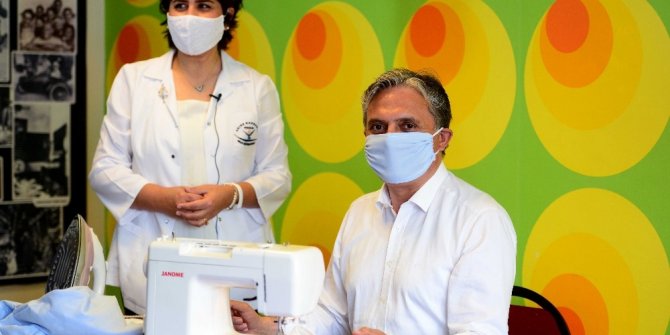 Başkan Uysal, dikiş makinesinin başına geçti, maske dikti