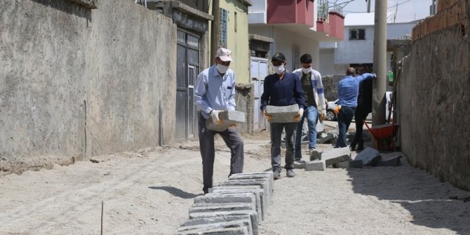 Cizre’de kilitli parke taşı döşeme çalışmaları sürüyor