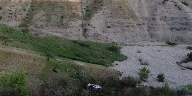 Kahta’da otomobil şarampole yuvarlandı