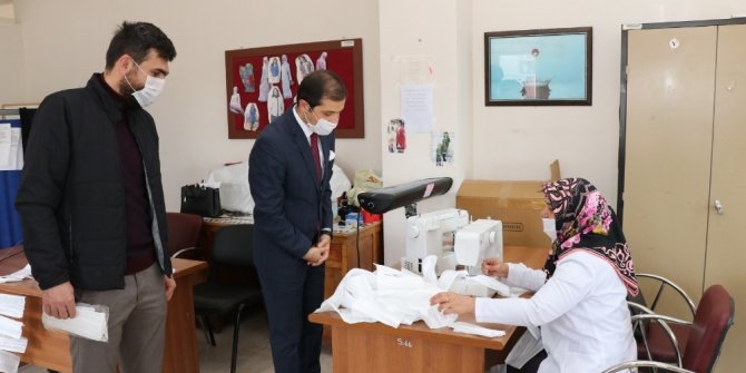 Gönüllü usta öğreticiler ve kadınlar günde bin 500 maske üretiyor