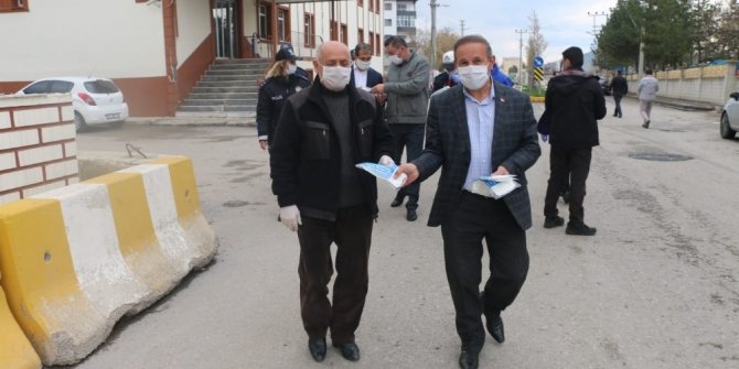 Kaymakam ve Belediye Başkanı vatandaşlara maske dağıttı