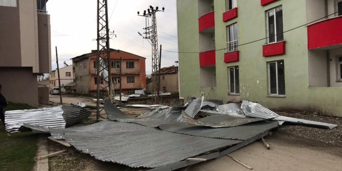 Erzurum’da şiddetli rüzgar binanın çatısını uçurdu