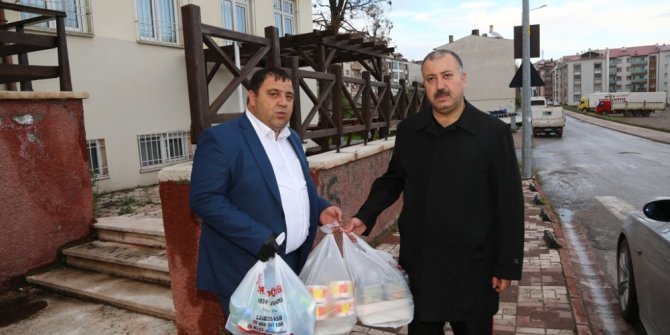 İhtiyaç sahiplerinin yemeği evlerine götürülüyor