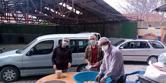 Köyde 75 aileye gıda yardımı, 65 aileye hergün yemek