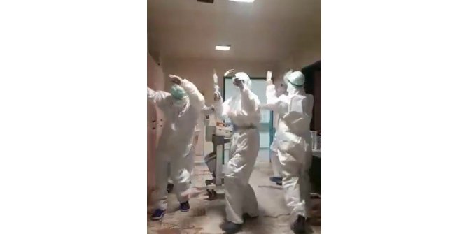 Korona nedeniyle yoğun bakımda hasta kalmayınca sağlıkçılar böyle sevindi
