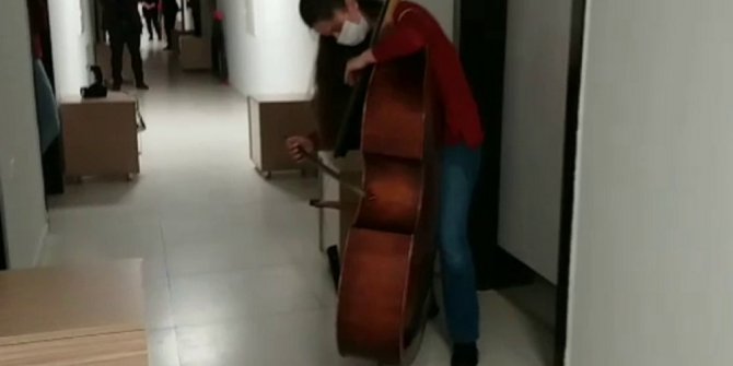 Karantinada kontrbas dinletisi