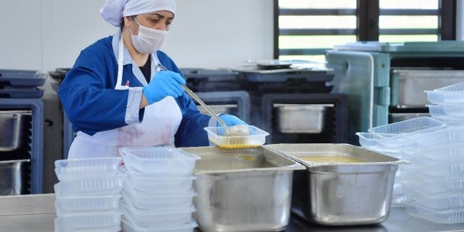 Beylikdüzü’nde her gün 2 bin kişilik sıcak yemek