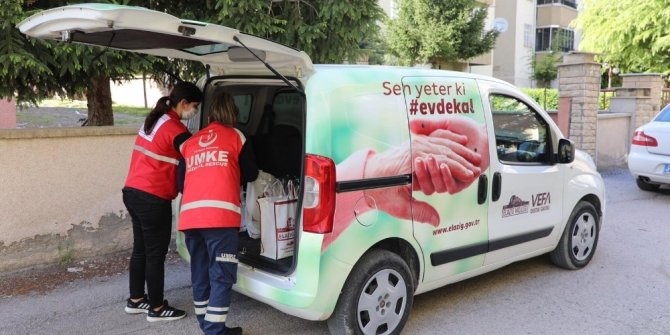 Elazığ’da Vefa ekibi badem şekeri ve ışkınla gönüllere dokundu