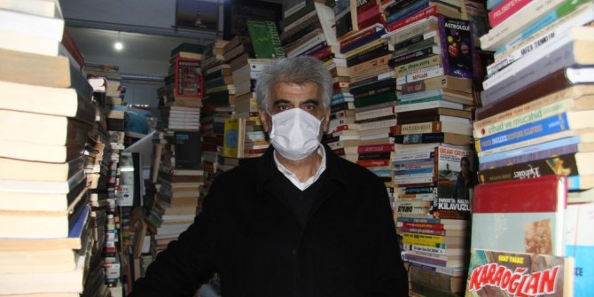 Günlerini 33 metrekarelik dükkanda 40 bin kitap arasında geçiriyor