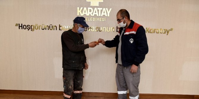 Karatay Belediyesi personeli, yolda bulduğu cüzdanı sahibine teslim etti