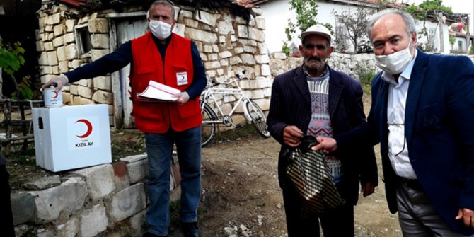 Bahşılı'da ihtiyaç sahiplerine gıda ve dezenfektan yardımı