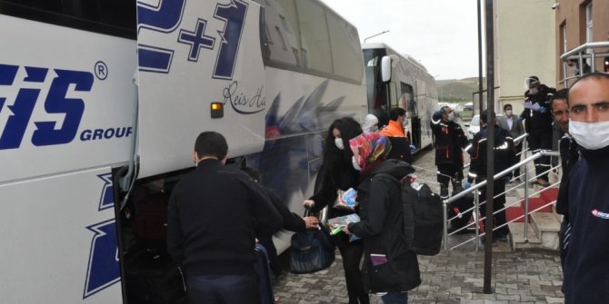 İrlanda’dan Kars’a gelen 115 kişi ailelerine kavuşmak için yola çıktı