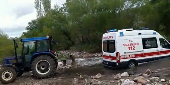 Çayda mahsur kalan ambulansın yardımına köylüler yetişti